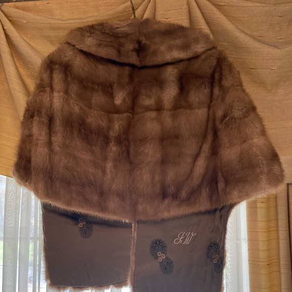 3 furs full an 3 half fur an leather. Worn twice an 4 never worn. - Picture 9 of 12